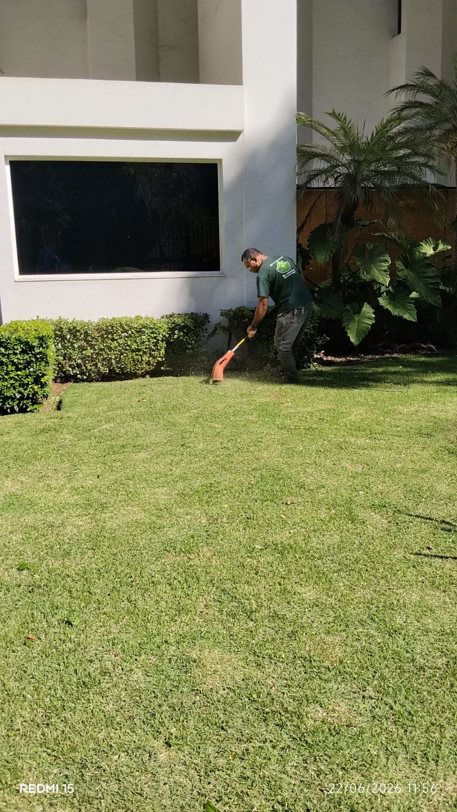 Profissional da Trevo realizando o acabamento do gramado
