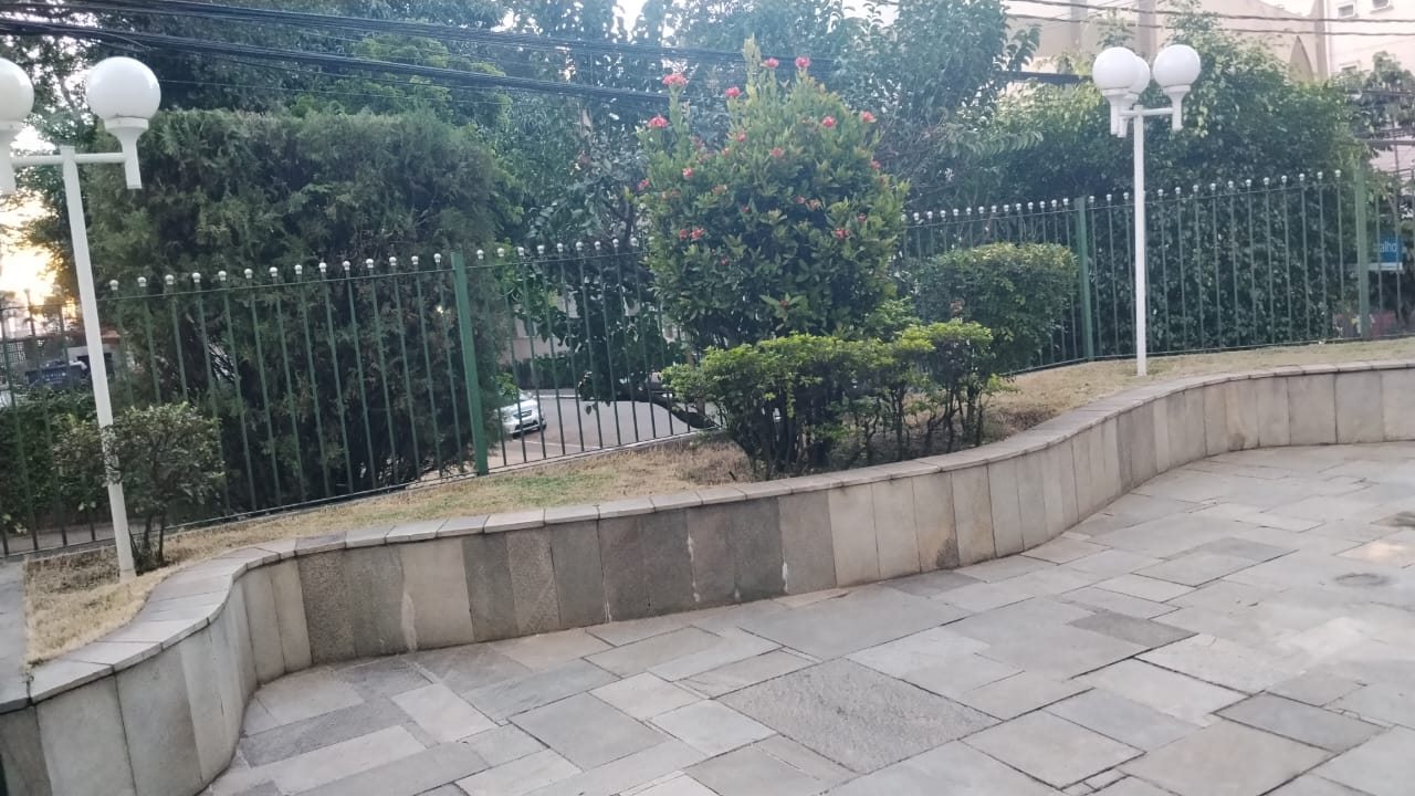 Área comum de condomínio com arbustos aparados