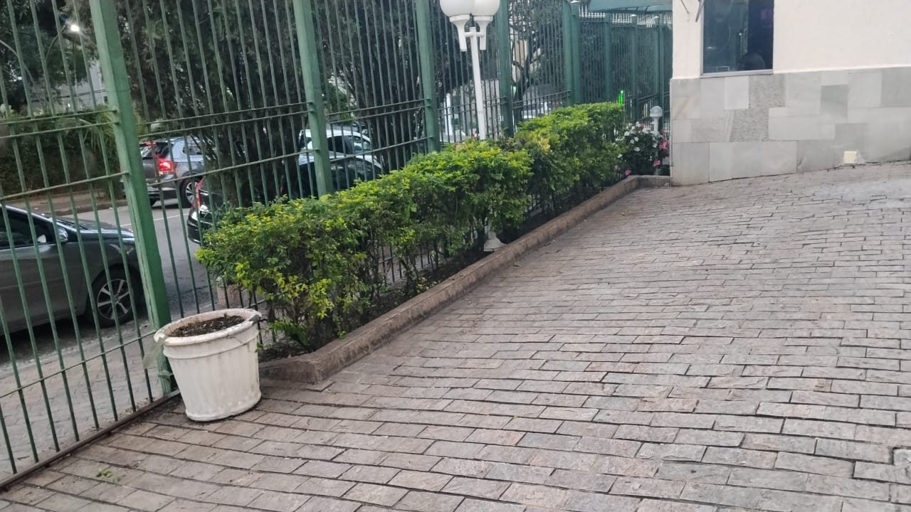 Cerca viva aparada ao lado da entrada do condomínio